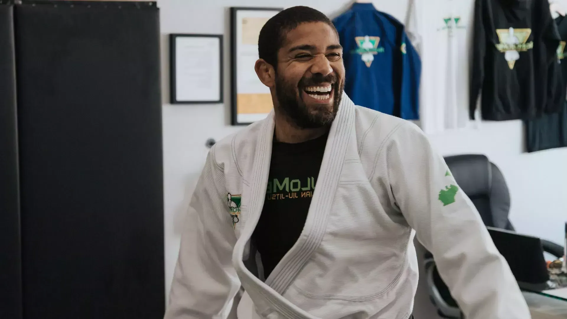 Rômulo Melo sorrindo.